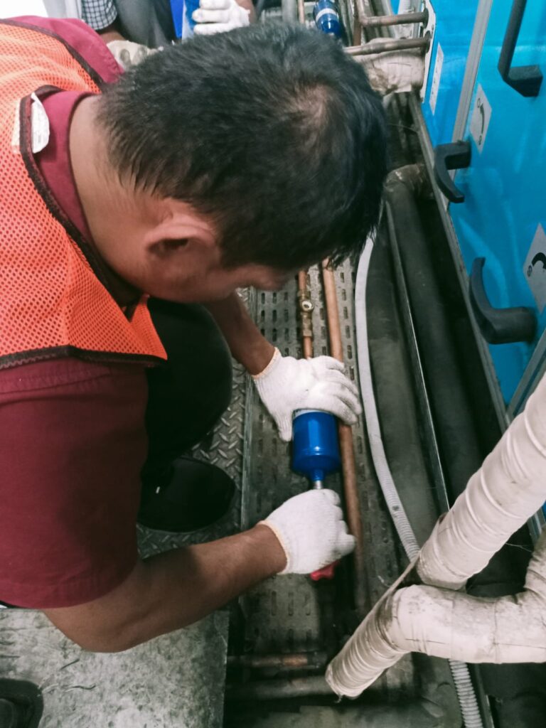 Teknisi Service AC